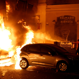Un coche arde tras ser incendiado por radicales durante las protestas en Barcelona por las sentencia del procés. /REUTERS