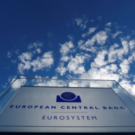 El logo del BCE en la entrada de su sede en Fráncfort. REUTERS/Kai Pfaffenbach