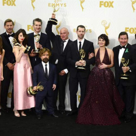 Los integrantes de 'Juego de Tronos' posan con sus galardones. / PAUL BUCK (efe)