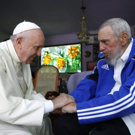 Fotografia facilitada por Cubadebate del encuentro que el papa Francisco y el expresidente cubano Fidel Castro. / EFE