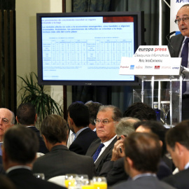 El gobernador del Banco de España, Luis María Linde, durante su intervención en un desayuno informativo. EFE/Sergio Barrenechea