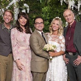Leonard y Penny junto a la familia de ella en el día de su boda/CBS