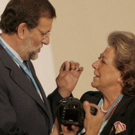 El presidente en funciones, Mariano Rajoy, charla con la exalcaldesa de Valencia y senadora del PP Rita Barberá, en una imagen de archivo. REUTERS