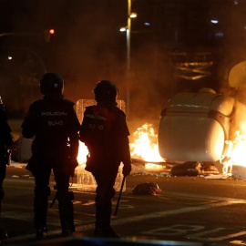 Mossos d'Esquadra durante los disturbios que se están produciendo este miércoles tras la concentración de miles de personas ante la consellería de Interior, en Barcelona. /EFE