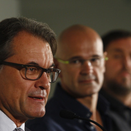 El presidente de la Generalitat y candidato numero 4 por "Junts pel Sí", Artur Mas, con el cabeza de lista de la formación, Raül Romeva, y el candidato numero 5 y líder de ERC, Oriol Junqueras. EFE/Quique García