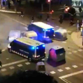 16/10/2019 - Momento en el que un furgón de los Mossos atropella a un joven en Tarragona durante la tercera jornada de protestas por la sentencia del 'procés. / CAPTURA TWITTER