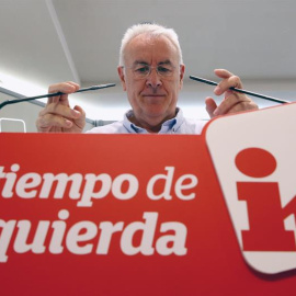 El coordinador general de IU, Cayo Lara, momentos antes de la rueda de prensa que ha ofrecido para tratar distintos temas de la actualidad política, hoy en Madrid. EFE/Sergio Barrenechea