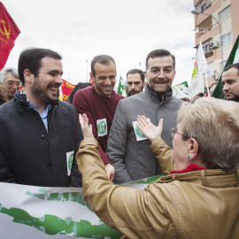 el coordinador general de Izquierda Unida, Alberto Garzón, y el coordinador general de IU Andalucía, Antonio Maíllo,d., durante la Marcha de la Dignidad en Sevilla. EFE/Pepo Herrera