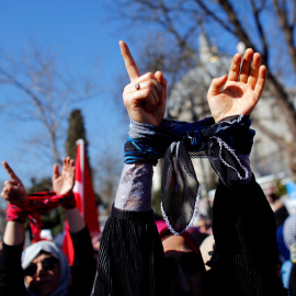 Una mujer con las manos atadas durante una protesta solidaria por las mujeres sirias en Estambul. REUTERS/Murad Sezer