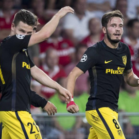 Gameiro y Saúl, durante el partido contra el PSV. EFE/JOEP LEENEN