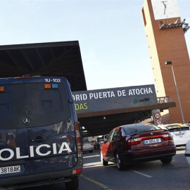 Imagen del despliegue policial en torno a la estación de Atocha, que ha sido desalojada esta mañana durante una hora, después de que un hombre, de origen magrebí, amenazara con inmolarse detonando un supuesto explosivo que portaba en la moc