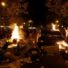 Independentistas violentos han incendiado contenedores  y mobiliario urbano en el centro de Barcelona. /EFE