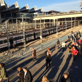 Los pasajeros que iban en el mismo vagón del hombre detenido, que no estaba fichado como radical islamista, pararon el tren a 500 metros de la estación de Atocha haciendo uso de una de las palancas de emergencia y abandonaron el vagón. EP