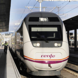 Un tren Alvia llega a una estación.