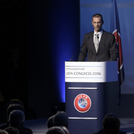 Aleksander Ceferin, nuevo presidente de la UEFA, pronuncia su discurso en Atenas. /REUTERS