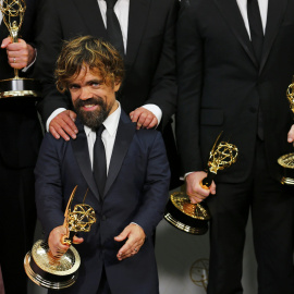 El actor Peter Dinklage y el equipo de la serie de HBO "Juego de tronos" posan con su premio de la Mejor Serie de Drama de la 67ª edición de los premios Emmy en Los Angeles, California. REUTERS / Mike Blake