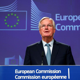 Michel Barnier, el negociador de la UE, explica los términos del acuerdo a los medios acreditados en Bruselas. (FRANÇOIS LENOIR | REUTERS)