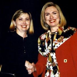 La candidata demócrata a la presidencia de Estados Unidos, Hillary Clinton, junto a una famosa imitadora suya, Teresa Barnwell.
