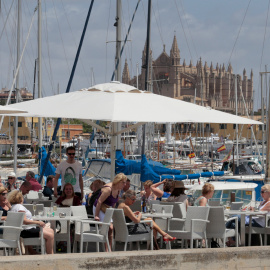 Varios turistas en una terraza en el puerto de Palma de Mallorca. REUTERS/Enrique Calvo