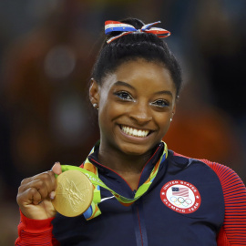 Simone Biles posa con una de las medallas de oro que logró en los Juegos de Río. /REUTERS