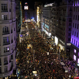 Manifestación de mujeres en la Gran Vía durante la huelga feminista del 8M. / JUAN MEDINA (REUTERS)