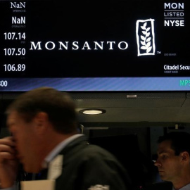 Los valores de Monsanto mostrada en la bolsa de Nueva York. REUTERS/Brendan McDermid