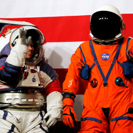 La NASA exhibió dos nuevos trajes diseñados para futuras caminatas espaciales. REUTERS/Carlos Jasso