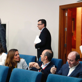 El ministro portavoz y de Educación Iñigo Méndez de Vigo, el de Economía, Román Escolano (c), y el de Hacienda Critóbal Montoro (d), a su legada a la rueda prensa tras la reunión del Consejo de Ministros, en el Palacio de la Moncloa.-EFE/Án