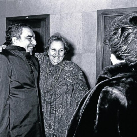 Balcells, acompanyada de García Márquez / EFE