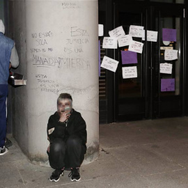 Varias pintadas y carteles en contra de la sentencia  en las puertas de acceso a Palacio de Justicia de Navarra. (JESÚS DIGES | EFE)