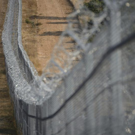 Policías búlgaros montan guardia frente a la alambrada ubicada en la frontera entre Turquía y Bulgaria. - EFE
