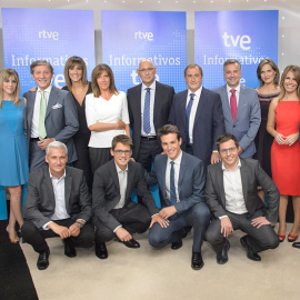 El jefe de los servicios informativos de TVE, José Antonio Álvarez Gundín, en el centro, rodeado por los presentadores de los programas de la cadena pública. RTVE