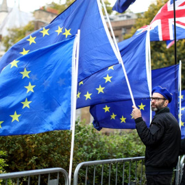 Manifestantes contra el Brexit ante el Parlamento británico. (TOM NICHOLSON | EFE)