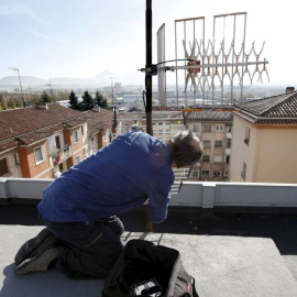 Imagen de archivo de un instalador de antenas./ EFE