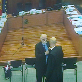 Carlos Esco, exviceconsejero de Obras Públicas aragonés, habla con su abogado durante un receso del juicio.