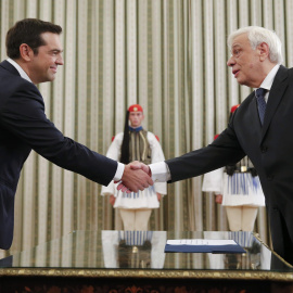 El líder izquierdista Alexis Tsipras se reúne con el presidente griego Prokopis Pavlopoulos en el palacio presidencial de Atenas, para recibir el mandato de formar Gobierno. REUTERS