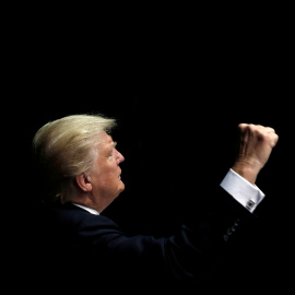El candidato presidencial republicano Donald Trump hace gestos a sus partidarios mientras durante un acto de campaña en Clive, Iowa, EEUU. REUTERS/Mike Segar