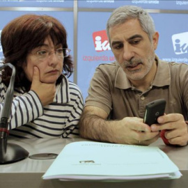 Los portavoces de Izquierda Abierta, el partido integrado en IU, Montserrat Muñoz y Gaspar Llamazares.- EFE