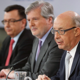 El ministro de Hacienda, Cristóbal Montoro, con el ministro  portavoz y de Educación Iñigo Méndez de Vigo, y el de Economía, Román Escolano, en la rueda prensa tras la reunión del Consejo de Ministros, en el Palacio de la Moncloa. EFE/Ángel