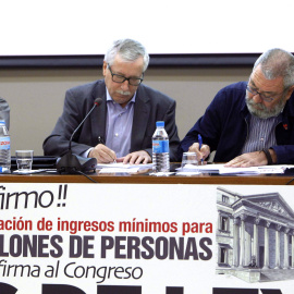Los secretarios generales de CCOO, Ignacio Fernández Toxo, y de UGT, Cándido Méndez, han comenzado a recoger firmas para una Iniciativa Legislativa Popular sobre una renta mínima para personas en riesgo de pobreza. EFE/Juan M. Espinosa