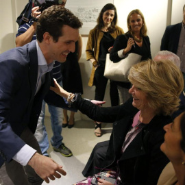 El vicesecretario de Comunicación del PP, Pablo Casado saluda a la presidenta del PP de Madrid, Esperanza Aguirre .- Alberto Martín (EFE)