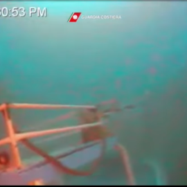 Captura del vídeo de rescate de los cuerpos del naufragio en Lampedusa./ Guardia Costeira