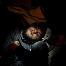 Un refugiado recibe tratamiento después de inhalar gases lacrimógenos durante el ataque de grupos de ultraderecha contra una protesta de refugiados en Lesbos, el pasado domingo 22 de abril.- REUTERS