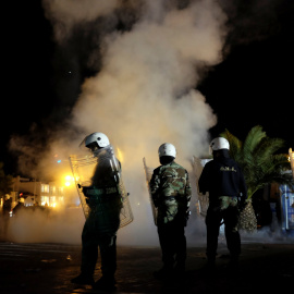 Policías antidisturbios griegos en la plaza de Mitelene, capital de la isla griega de Lesbos, donde grupos de ultraderecha atacaron e hirieron a decenas de refugiados el pasado domingo 22 de abril.- REUTERS.