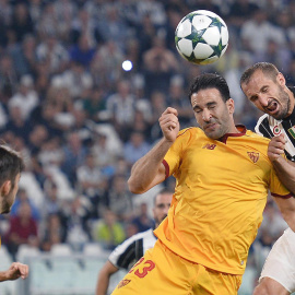 El jugador del Sevilla Adil Rami (i) disputa el balón con Giorgio Chiellini (d) del Juventus hoy, miércoles 14 de septiembre de 2016, durante el juego por la Liga de Campeones que se disputa en Turín, Italia. El partido terminó empatado sin