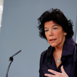 La portavoz del Gobierno, Isabel Celaá, durante una rueda de prensa celebrada tras la reunión del Consejo de ministros, este viernes, en el palacio de La Moncloa en Madrid. EFE/ Zipi