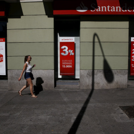 Una oficina del Banco Santander, en Madrid. REUTERS