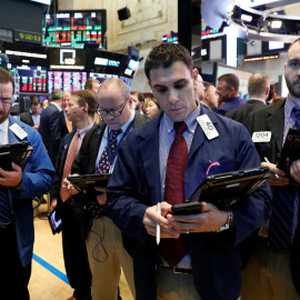 Operadores en la Bolsa de Valores de Nueva York. REUTERS