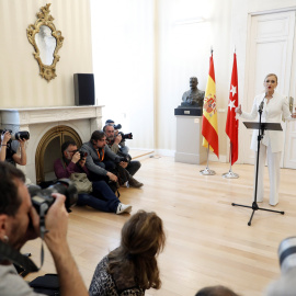 Cristina Cifuentes durante la rueda de prensa ofrecida hoy en la que ha anunciado su dimisión como presidenta de la Comunidad de Madrid. EFE