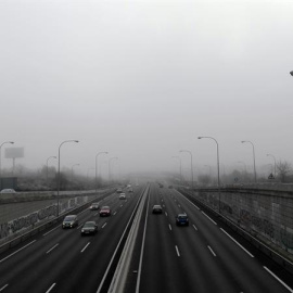 El Ayuntamiento de Madrid desactiva el lunes las restricciones al tráfico porque los niveles de contaminación presentan una "leve" mejora. EFE